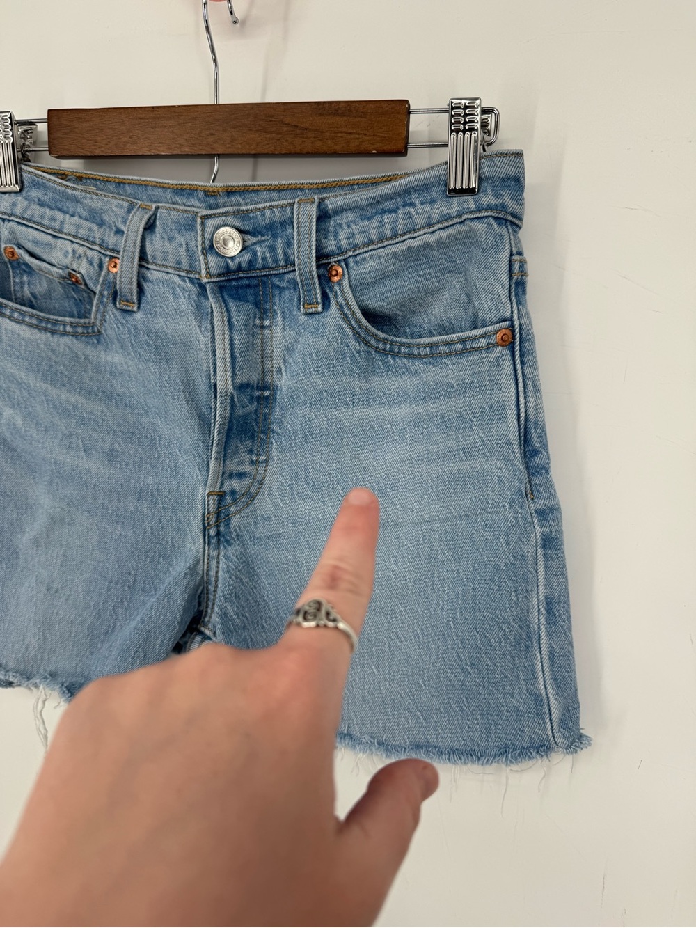 Levi's Women's Wedgie Fit Button Fly Denim Mom Shorts Size 26 Coastal Cowgirl - Picture 10 of 10